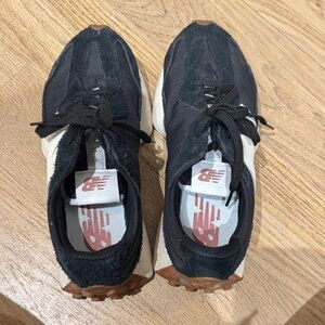 New Balance women Black and Cream Sneakers